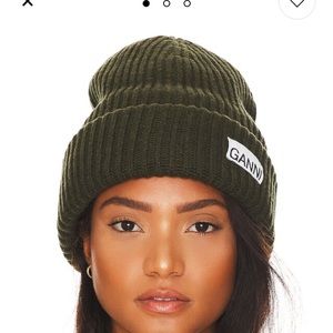 Worn once! Super warm chunky wool Ganni beanie! Too big for my head.